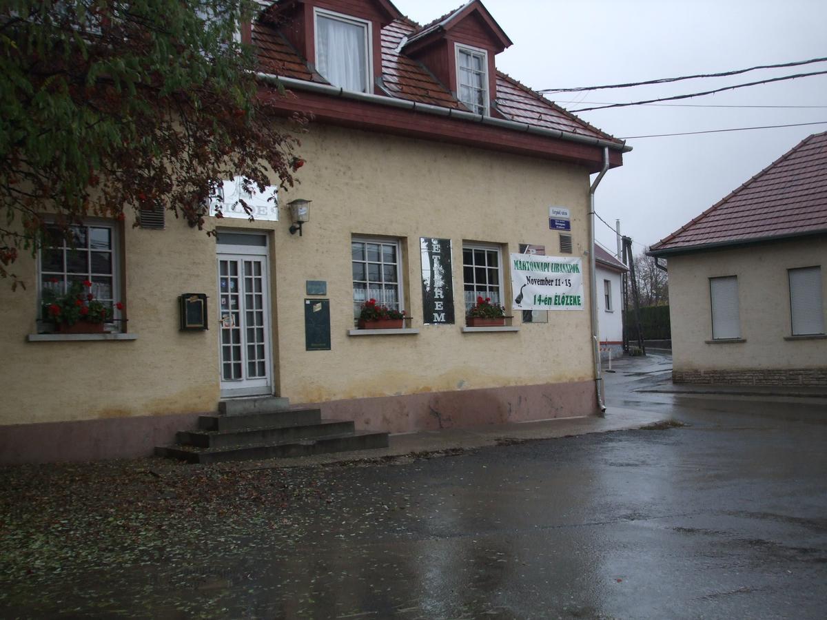 Gilde étterem és panzió Acomodação com café da manhã Pilisvörösvár Exterior foto